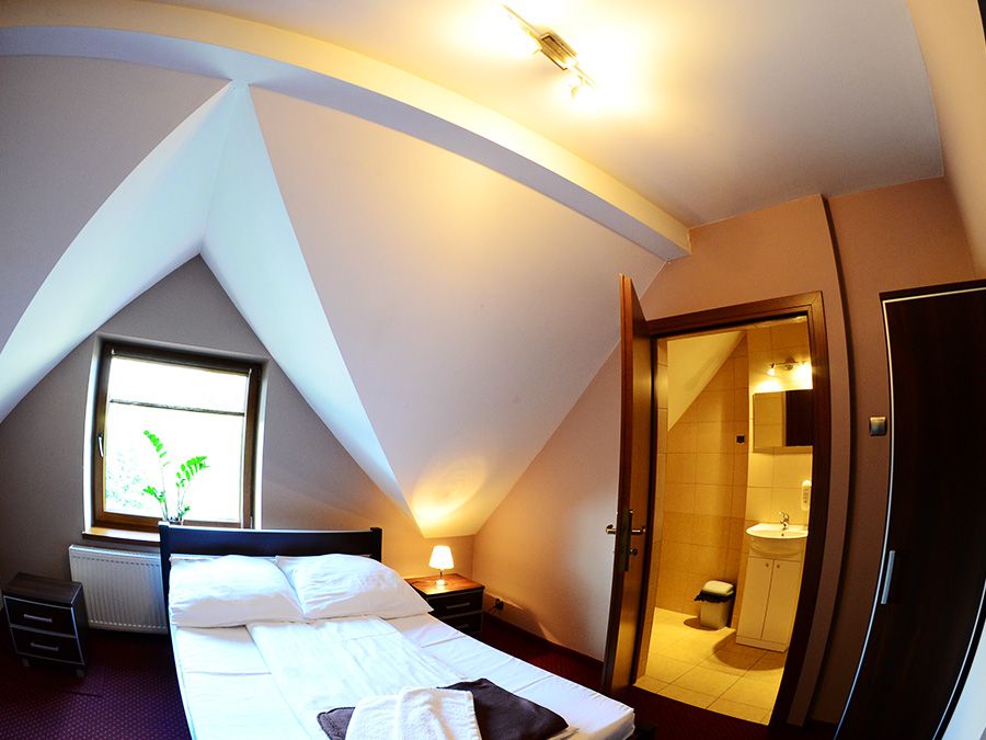 Route One - Restauracja & Pokoje Hotelowe in Zgierz: cozy attic room with single bed and open en-suite bathroom