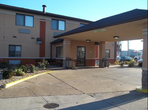 Baymont Inn & Suites Waterloo - Waterloo - Outdoors view