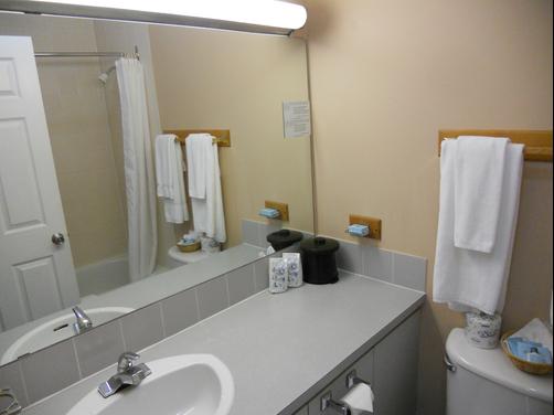 Happy Day Inn - Burnaby - Bathroom