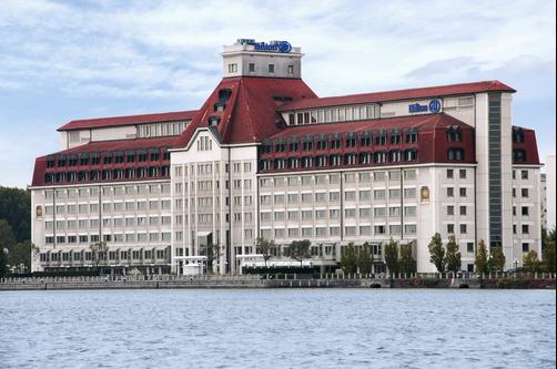 Hilton Vienna Danube Waterfront - Vienna - Building