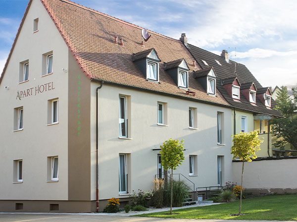 Aparthotel Gartenstadt in Bamberg, cream-colored aparthotel with red-tiled roof and dormer windows
