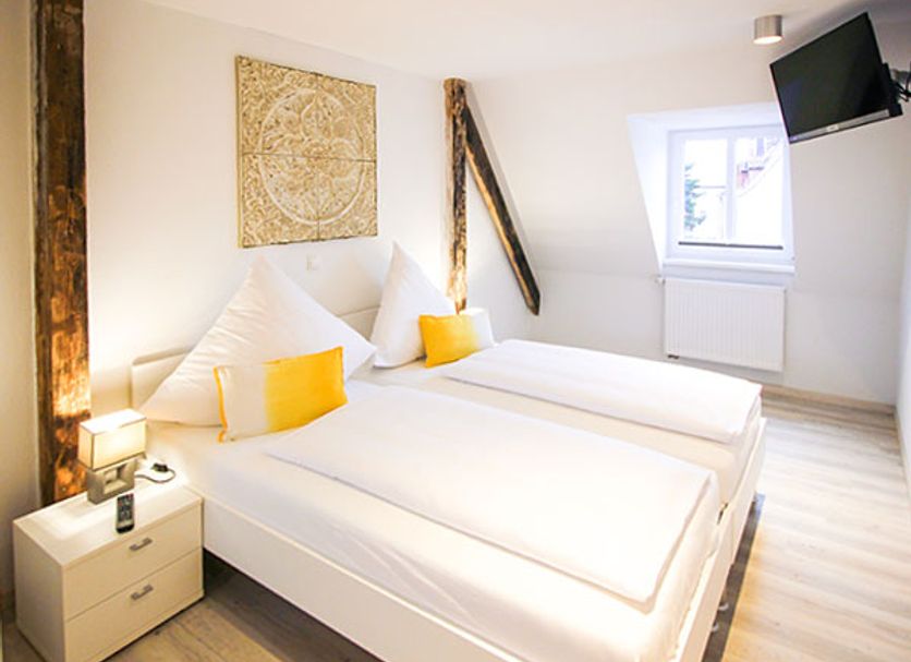 Aparthotel Gartenstadt Bamberg twin room with two single beds, white bedding and wall-mounted TV