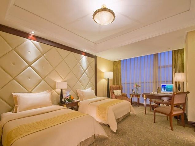 Inner Mongolia Jinjiang Intl in Hohhot: elegant twin beds, desk, and large window in a guest room
