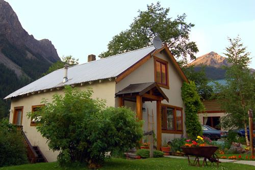 Charlie's Guesthouse in Field, chalet-style exterior with mountain backdrop and garden
