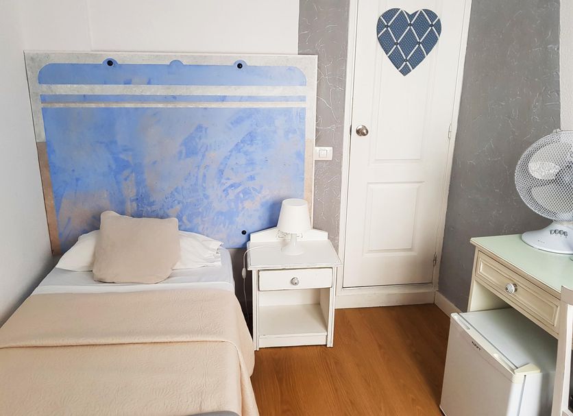 Hotel Horizonte in Santa Cruz de Tenerife, simple single room with bed, nightstand, wardrobe and fan